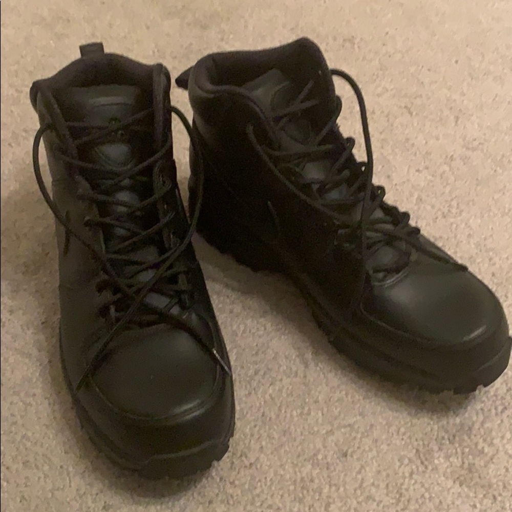 Black Nike Manoa Leather Boots.  Size 11.5.